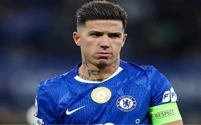 تليجراف: إنزو فرنانديز يثير استياء لاعبي تشيلسي بسبب ريال مدريد